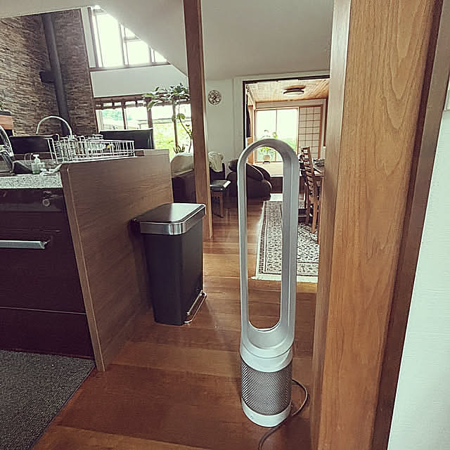 Kitchen,ダイソン空気清浄機能付きファン,扇風機・サーキュレーター,夏の暮らし準備,シンプルヒューマン,リゾート風,別荘風,開放感のある家,吹き抜けリビング,LIXILキッチン,自然素材の家,柱のある家,小上がり和室,薩摩霧島シラス壁,石壁,キッチンの暑さ対策,シンプルヒューマン ダストBOX,タワーファン,キッチンのゴミ箱 maimai0110の部屋