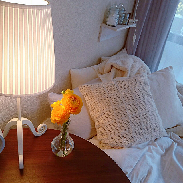 Bedroom,お気に入り,間接照明,1R 一人暮らし,シンプル,無印良品 クッション,IKEA,花,ニトリ ウォールシェルフ miaklipの部屋