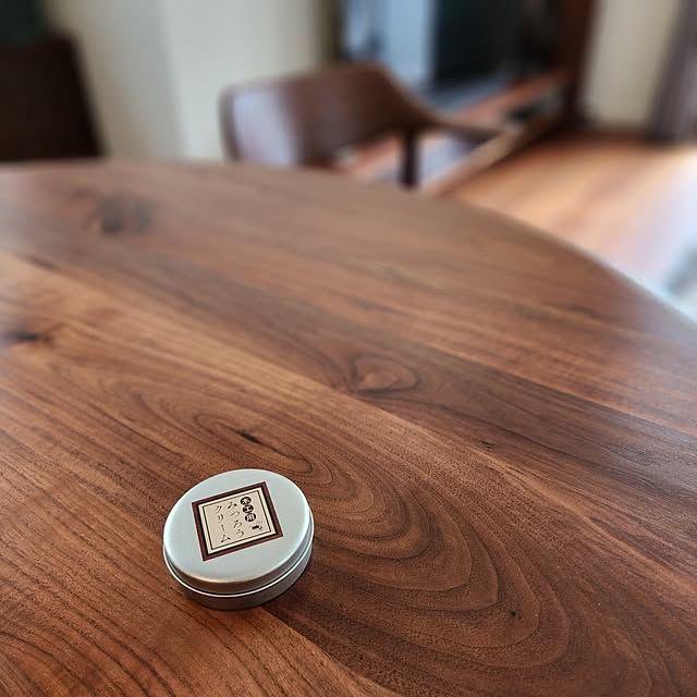 My Desk,愛用の家具,みつろうクリーム,ウォルナット無垢材,カンディーハウス,カンディハウス チェア,ウォルナット家具,家具メンテナンス,ダイニングテーブル,丸いテーブル,ダイニングテーブル　丸,ルイスポールセン,PH5 75の部屋