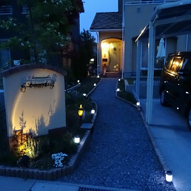 Entrance,夕方の1枚,アプローチ,部屋の写真じゃないけど‥,門柱,アイアンの表札,表札,ソーラーライト,玄関アプローチ,ライトアップ,外構DIY,外構,砂利の小道,入り口,照明,外観,おしゃれな家にしたい,駐車場の横,バルコニー Tiffany.623の部屋