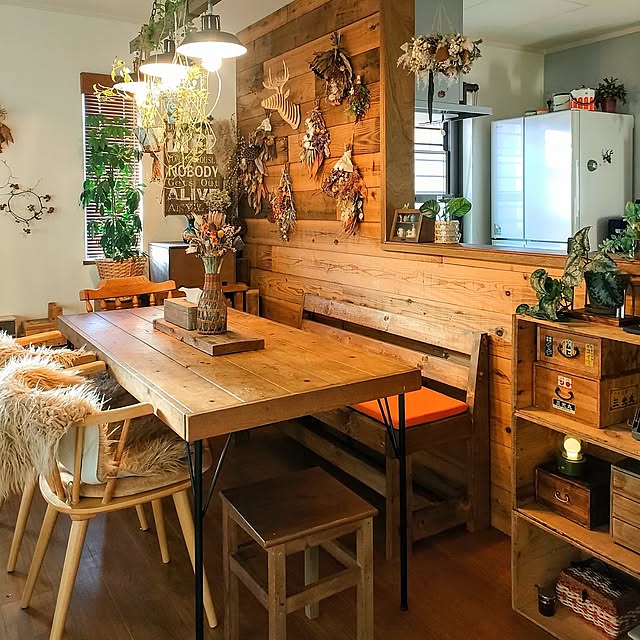 Lounge,観葉植物,クッション,ブラウン,DIY,レトロ,ドライフラワー,ダイニングベンチ,ダイニングテーブル&チェア,シートクッション,スワッグ,焼杉板,ダイニングテーブルdiy,建売住宅,板張りの壁,おうち時間,ブラウンインテリア,ダイニングベンチDIY,茶系インテリア,DIYのある暮らし AKiCHiの部屋