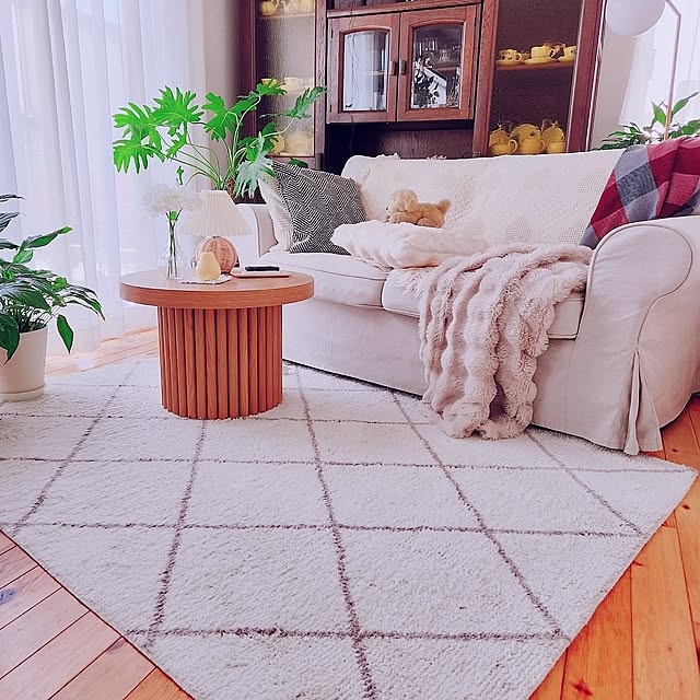 ソファ,Lounge,ホワイトインテリア,暮らしを楽しむ,窓辺のインテリア,心地よい暮らし,季節を楽しむ暮らし,癒しの空間❁*.゚,モコモコブランケット,冬の模様替え surviveの部屋
