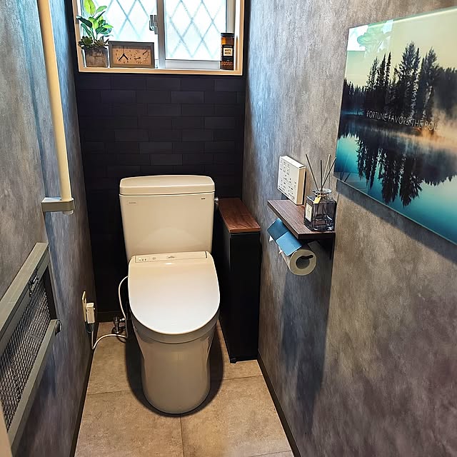Bathroom,TOTO,コンクリート壁紙,黒レンガ 壁紙,ガラス製壁掛け,ピュアレストQR,手洗いなし,コンクリートクッションフロア,ヤマソロペーパーホルダー,ヤマソロ,tower,ハンドル付きスリムトイレラック saayaの部屋