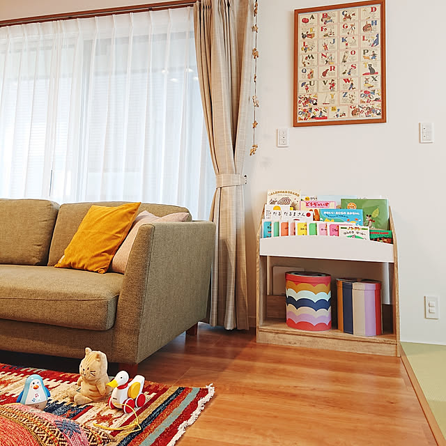 Lounge,B2ポスター,おもちゃ箱,グリーンのソファ,絵本棚,ペンギン,ラグ,チーク,キリム,Daiso,100均,IKEA,イケア,アルファベットポスター,マスタードイエロー,クッション,カラフル,海外インテリア,BRIO,アヒル,おもちゃ,壁面ディスプレイ,イケヒコ,ウィルトン,ベビースペース,キッズスペース,おもちゃ収納 snowdropの部屋