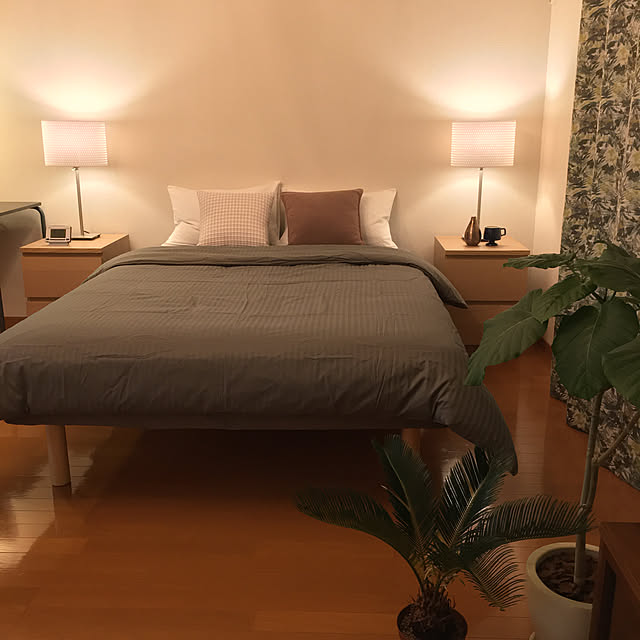 無印良品,スタンドライト,間接照明,海外インテリア,観葉植物のある部屋,ホテルライク,脚付きマットレス,シンメトリー,Bedroom U-mingの部屋