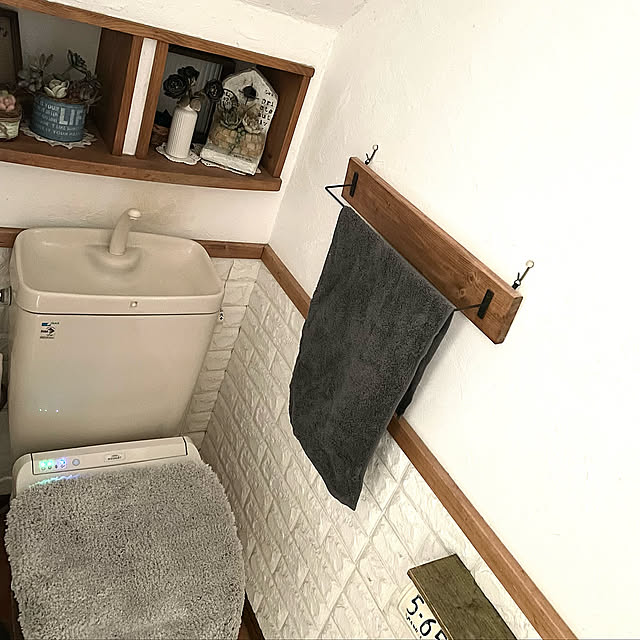 腰板風,クッションレンガシート,ダイソークッションレンガシート,ダイソー,トイレインテリア,トイレ,リメイク,リノベ,カフェ風インテリア,DIYのある暮らし,セルフリノベーション,インスタやってます！,ナチュラルインテリア,petitbonheur_yoko,リノベーション,漆喰壁DIY,ホワイトインテリア,ホワイト化計画,Bathroom yoko_petitbonheurの部屋