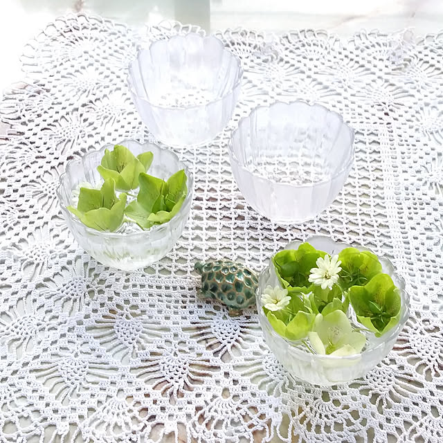器,昭和レトロ,プレスガラス,花器にしたい食器,花瓶,フラワーベース,クリスマスローズ,アンティークレース,亀の置物,グリーンインテリア,ふるいお家,My Desk,フローティングフラワー,グリーン,ガラスが好き piの部屋