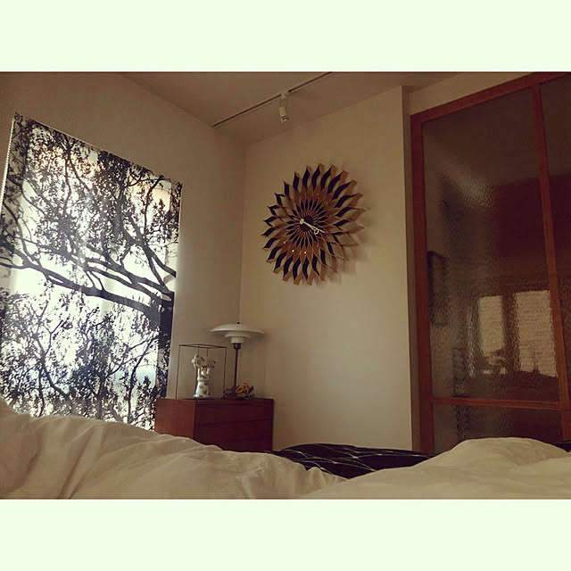Bedroom,テーブルランプ,リネン,掛け布団カバー,無印良品,ベッド,昼寝,スワッグ,寝室,ルイスポールセン,ガールズパワー,リサラーソン,ジョージネルソン,時計,カーテン,マリメッコ,北欧,コンランショップ,ホテルライク pomqujackの部屋