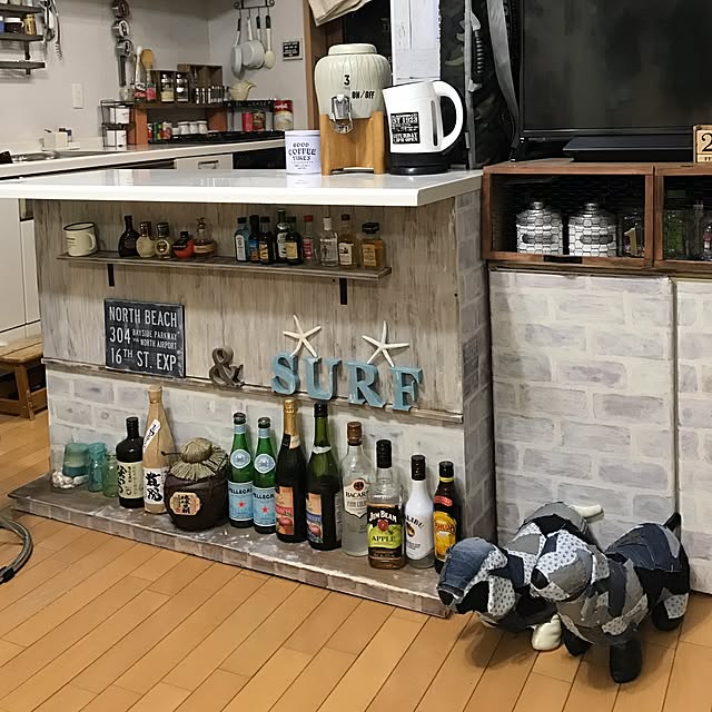Kitchen,犬のぬいぐるみデニムリメイク❤︎,リメイクシートをペイント,セリア雑貨リメイク★,アルファベットオブジェ,板壁,キッチンカウンターリメイク❤︎,キッチンカウンター,！！！！！アホ仲間！！！！！,フェイクに水あげ隊,インスタ→chiisoccer_11 chii-soccerの部屋