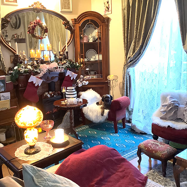 Lounge,クッション,ケーラーステラキャンドルホルダー,ケーラー オマジオ,ミラー,リメイク,リース,ニトリさんの暖炉型ファンヒーター,ニトリさんのアクセントマットエコファー,ハンドメイド,ブランケット,サイドテーブル,ドライフラワー,クリスマス雑貨,マントルピース,クリスマス,一番好きな場所,キャンドル,飾り棚,オブジェ,ディスプレイ,癒し,秋,ディスプレイ棚,ライトアップ,冬支度,いいね＆フォローありがとうございます♡,ラグ,ソファ,花瓶 taeの部屋