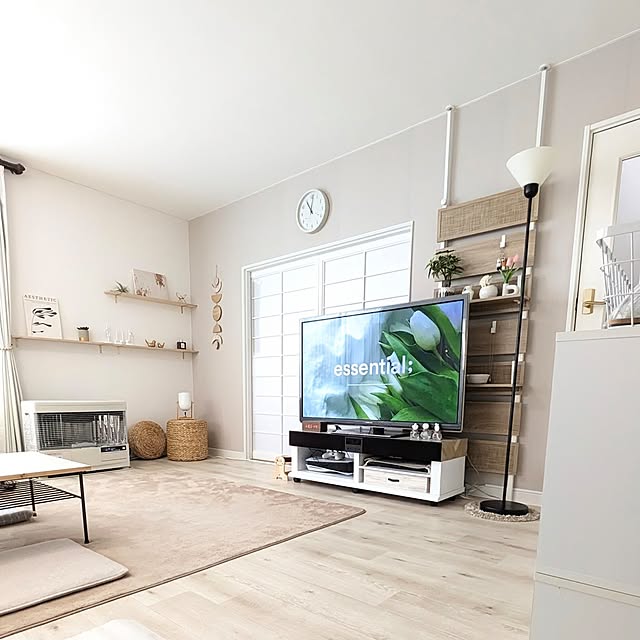 すっきり暮らす,ナチュラル,シンプル,ホワイト×ウッド,ホワイトインテリア,ナチュラルインテリア,ナチュラルモダン,海外インテリアに憧れる,韓国インテリアも好き,複数枚投稿です♪,つっぱりウォールラック,グレージュインテリア,ベージュインテリア,シール壁紙,ベージュホワイト,壁紙 DIY,中古住宅,Overview,クッションフロアDIY SHI-Eの部屋