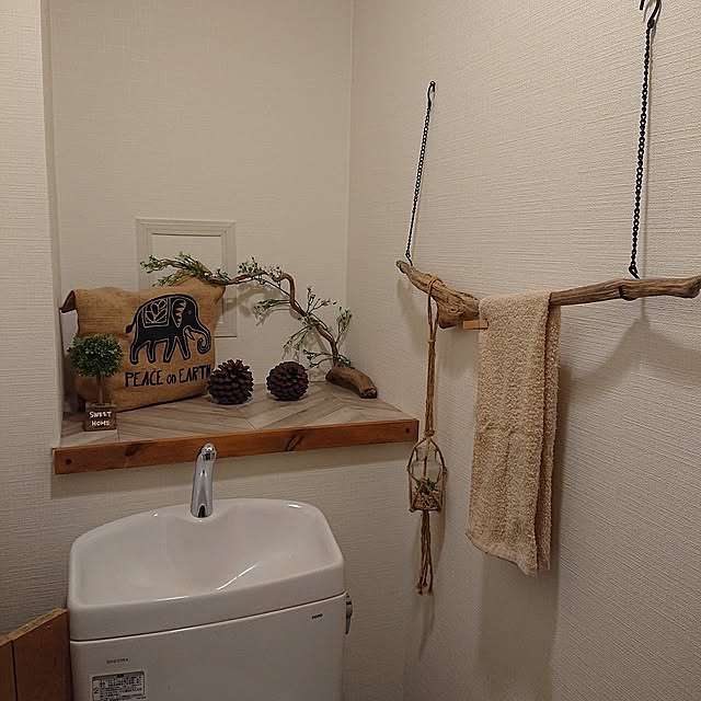 Bathroom,タオル掛け,雑貨好き,DIY,雑貨,フェイクグリーン,トイレのタオル掛け,流木タオル掛け,まつぼっくり,流木 nanaの部屋