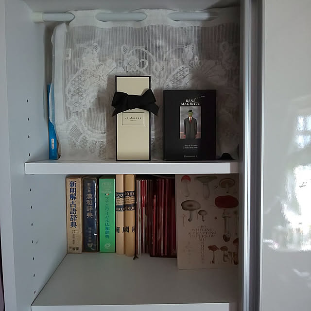 My Shelf,つっぱり棒,団地,築35年団地,団地住まい,平和を願って,本棚,100均,ジョーマローン,マグリット,古い辞書は夫の,仏和は私の,新聞屋さんがくれるレシピ本 yuuu7712の部屋
