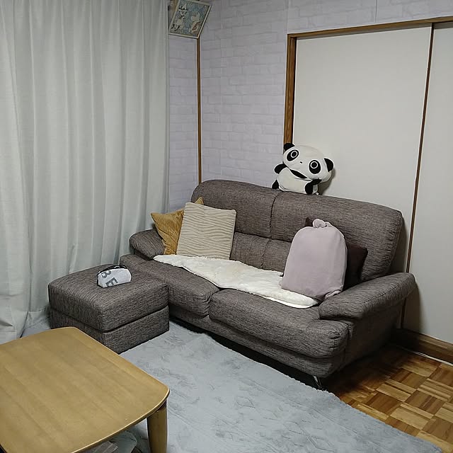 平屋,古い家,平屋暮らし,古いお家,しまむらのラグ,しまむら,しまむらで購入,ニトリのソファー,ダイソークッションカバー,セリアクッションカバー,ラグ交換,Overview,ダイソーアルミシート ameamekaasanの部屋
