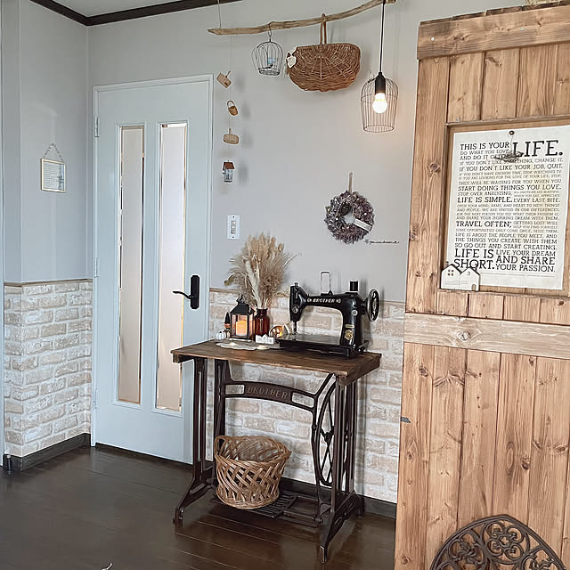 Entrance,ドア白に塗りました,流木,流木ディスプレイ,アンティークミシンのリメイク,アンティークミシン,コート掛けは玄関入り口から見えないように,コート掛け,コート掛けDIY,玄関インテリア,DIY,壁紙貼り替え,壁紙DIY,壁紙リメイク,ドアリメイクDIY kotoriの部屋