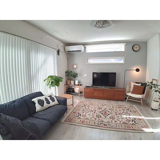 Lounge,ソファ,インテリアは子供との戦い,終わらない戦い…。,普通の家,建売住宅,こどものいる暮らし,こどもと暮らす。,無印良品 ソファ,バーチカルブラインド,アクセントクロスグレー,ラグ,デニムソファ k...の部屋