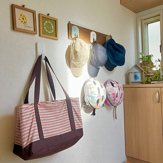 Entrance,エコバッグ,収納,フック,ランドセル,モニター,コマンドフック,仮置き,建売住宅,通学グッズ,子どもと暮らす,子どものいる暮らし,観葉植物,帽子収納,プチDIY,プチプラインテリア,ヘルメット収納,ナチュラルインテリア iro.の部屋