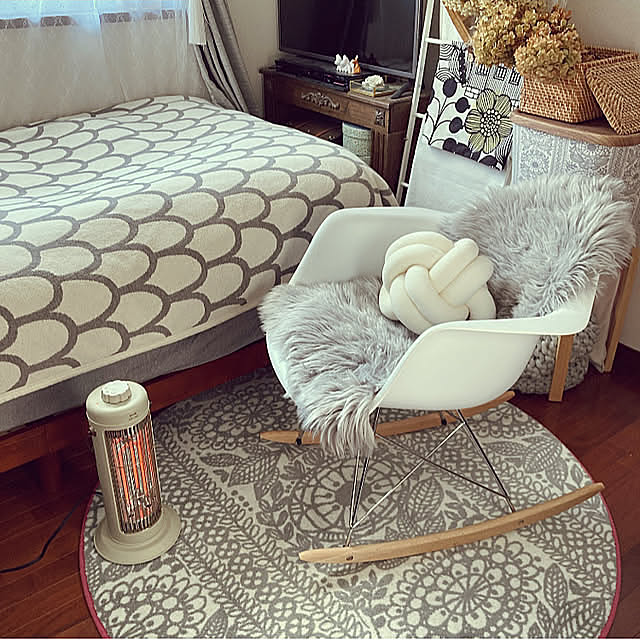 Bedroom,BRUNO,ブルーノヒーター,あったかグッズ,椅子,3COINS,フェイクムートン,北欧インテリアに憧れる,イームズ ロッキングチェア,ノットクッション,みていただきありがとうございます❤️,フィンレイソン ラグ,ナチュラル felicityの部屋