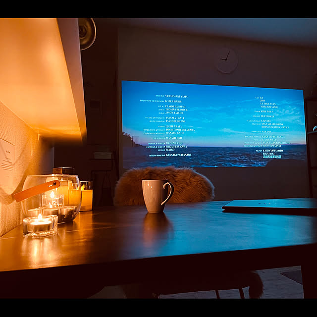 キャンドル,ライトアップ,賃貸でもカッコ良く,モールテックステーブル,一人暮らし,北欧,ホワイトインテリア,夜を楽しむインテリア,ムートンラグ,プロジェクターのある暮らし,On Walls flysheepの部屋