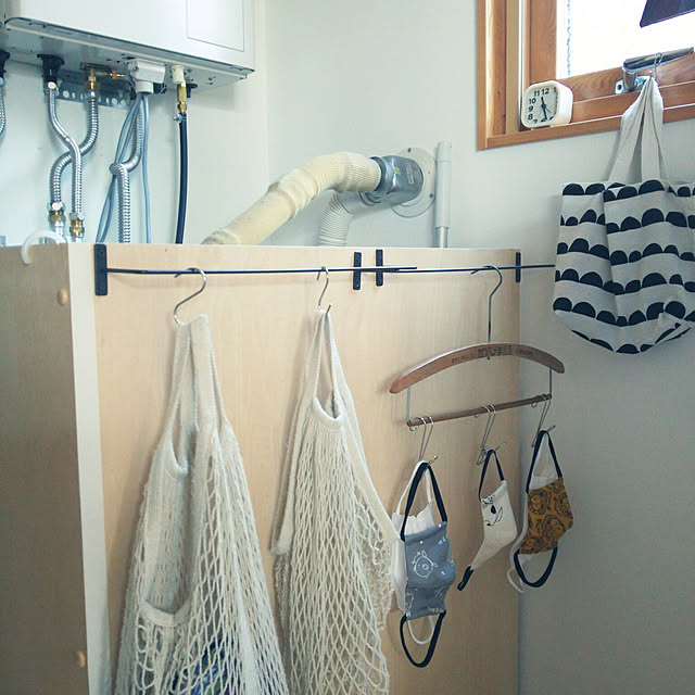 Bathroom,スウェーデンハウス,北欧,ナチュラルインテリア,100均,セリア,ダイソー,こどもと暮らす。,セリアアイアンバー,ネットバッグ,マスク置き場,パジャマ置き場,昭和レトロ,ダイソー時計,木製窓枠 y_u_k_iの部屋