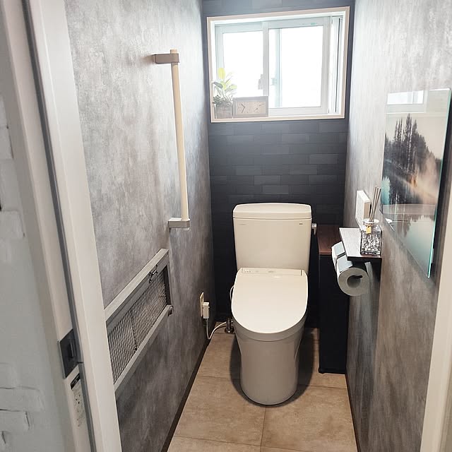 Bathroom,アクセントクロス,サンゲツ,ブラックレンガ風,コンクリート調,グレーインテリア,グレーインテリア好き,トイレ saayaの部屋