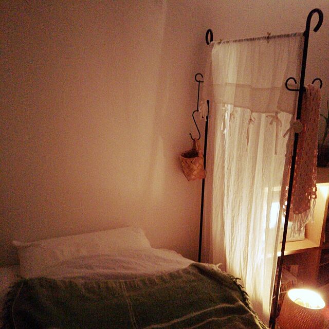 Bedroom,ワンルーム,ハンガーラック,間接照明,かご,パーテーション turisurunekoの部屋