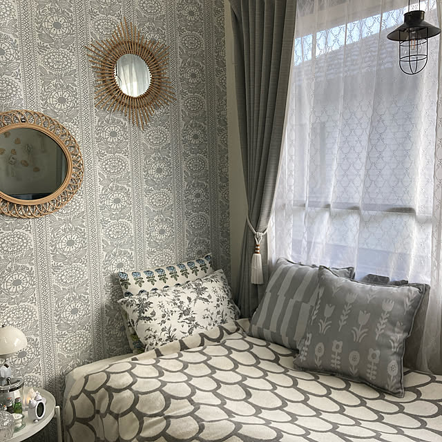 Bedroom,シーズンリーズン,ラタンミラー,マリメッコ,IKEA,北欧柄クッション,しまむら,SEASON REASON,北欧インテリアに憧れる,グレージュインテリア,ご覧頂きありがとうございます♡,フェザー,クリッパン　ブランケット felicityの部屋
