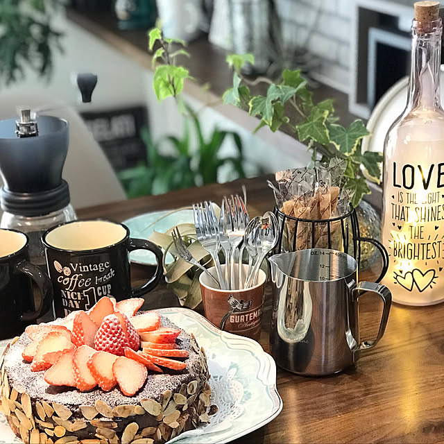 My Desk,なるみのケーキ皿,カフェ風インテリアを目指して,ニトリのマグカップ,土台はマジックケーキ,ミックスインテリア,ナチュラルも男前も好き,海外インテリアに憧れる,暮らしを楽しむ,綺麗目な男前！,モダン,スタイリッシュな男前♡by YORIさん,インスタ→saorin _choco,グリーンのある暮らし,いつもいいねありがとうございます♡,見てくれてありがとうございます♡,ダイソーのボトルライト Saorinの部屋