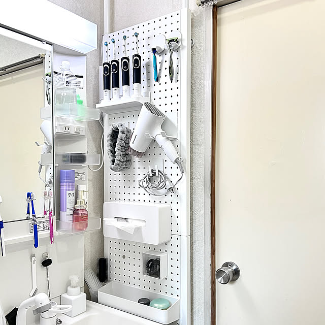 Bathroom,ドライヤー置き場,ドライヤー収納,隙間収納ラック,隙間活用,隙間収納,すきま収納,洗面台横収納,洗面台横,洗面台周り,突っ張りパーテーション,突っ張りラック,無印良品,収納,シンプル,賃貸,収納スペース,築30年,山崎実業,山崎実業 tower,ニトリ LUMIXの部屋