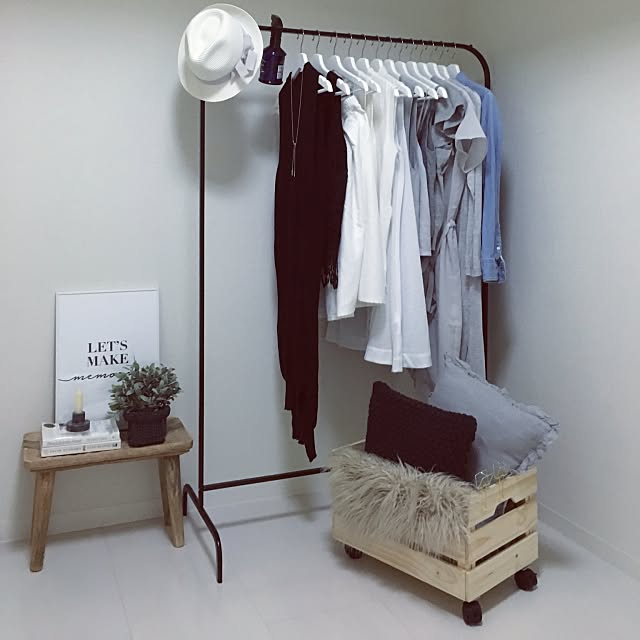 Bedroom,みせる収納,洋服収納,ハンガーラック,ZARA HOME,カメラマークが出たので,モノトーン,IKEA,A型です。笑,スツール,ウッドボックスリメイク,ウッドボックス,ラスティック,クッション uniuniの部屋