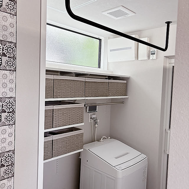 Bathroom,アイアンバー洗濯干し,アイアンバー,開閉窓,ボックス収納,ボックス,洗濯機上の棚,洗濯物干しスペース,ランドリールーム,一人暮らし,平屋,平屋暮らし,100均,Daiso,グレー,グレーインテリア,DAISO500円商品 tomatoの部屋