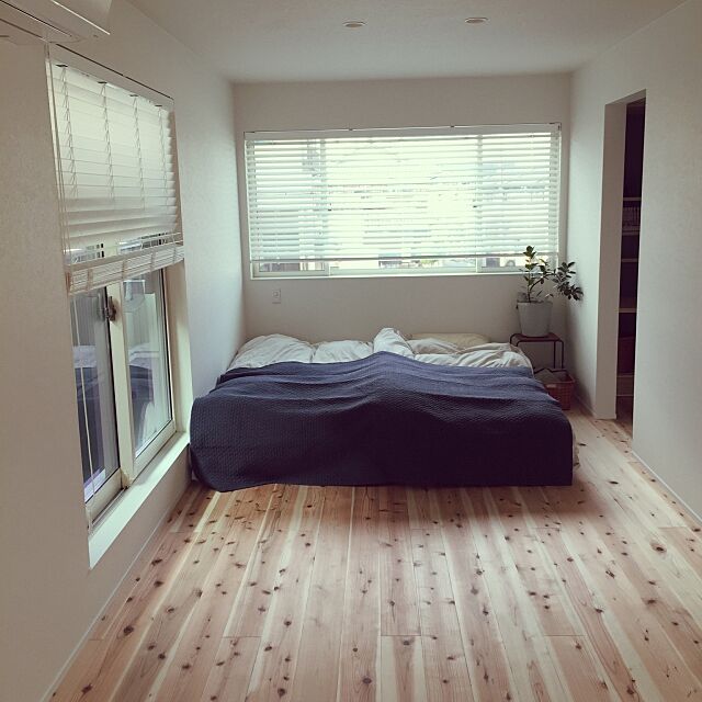 Bedroom,シンプルモダン,木製ブラインド,杉,観葉植物,ナチュラル,自然光,無垢材,marushohomedesining Emiの部屋