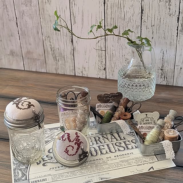 My Desk,ハンドメイド,手作り,アンティーク調,メイソンジャー ピンクッション,ソーイングボックス,ソーイング雑貨,アンティーク調ソーイング雑貨,メイソンジャー,ピンクッション,アンティーク雑貨,フレンチシック,イニシャルモチーフ,クロスステッチ,ディスプレイ,minneやってます,刺繍,イニシャル purpureの部屋
