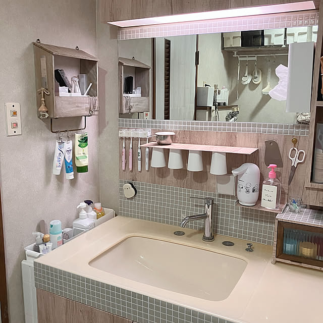Bathroom,ソープディスペンサー　液体(ジェル)用,洗面所改造,洗面所DIY,のりつき壁紙,壁紙道場,マグネット壁,レトロな家,見ていただきありがとうございます happynikoの部屋