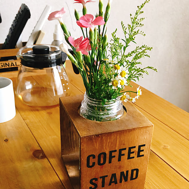 無垢の家具,無垢のテーブル,セリア,100均マイボトル,花瓶,ソファーまわり,My Desk Erinの部屋