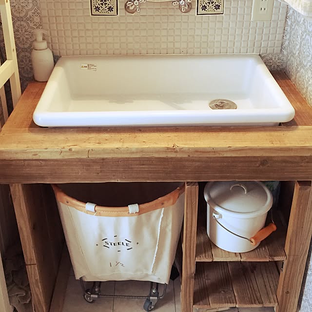 Bathroom,キャンパス地,TOTO 実験用シンク,ランタンタイル,タイル,DIY-tile,DIY棚,足場板古材,ホーローバケツ,カリフォルニアスタイル,いいね！ありがとうございます◡̈♥︎,WOODPRO,アメリカン misakingの部屋