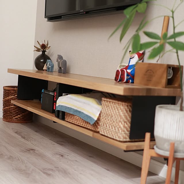 My Shelf,テレビ周りの収納,小さい平屋,小さいおうち,縦長の家,平屋暮らし,複数枚投稿,すっきり暮らしたい,いつもありがとうございます·͜·,RCの出会いに感謝♡,子どもと暮らす,WOODONE,浮かせる収納,壁がけテレビDIY,ichi.さんのタンバリンホース,ミナペルホネン,ドライフラワーのある暮らし a______の部屋