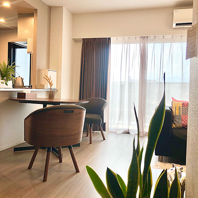 正方形,円形ダイニングテーブル,ヨハン,まなべインテリアハーツ,ダイニング,RCの皆さまに感謝♡,かっこいい家具,マトラ　回転チェア,Lounge,下がり天井 アクセントクロス,下がり天井 キッチン,シダ植物,サンセベリア,グリーンのある暮らし up0524の部屋