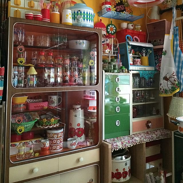 On Walls,ごちゃごちゃ♡,昭和レトロ,レトロポップ,部屋が暗い,レトロ食器棚,お気に入り♡,レトロ RikoRikoの部屋