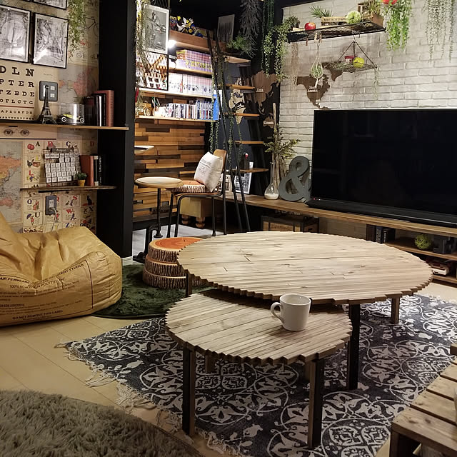 Lounge,無垢の家具,DIY,男前,ちゃぶ台,丸テーブル,ラグ,TVボード,ツーバイフォー材,フェイクグリーン machidaの部屋