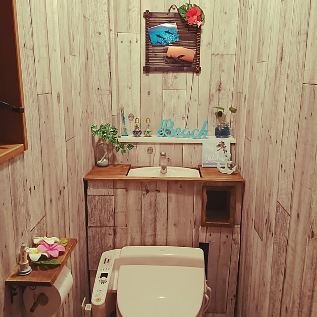 Bathroom,壁紙,ハイビスカス,エコカラットの壁,多肉植物,壁紙屋本舗,シーサー,キッチンカウンターDIY,ハワイアンインテリア,100均アイテム,ハワイアン雑貨,流木,イルカ,観葉植物,セリア,DIY初心者,エコカラット,パイナップルオブジェ,タンクレス DIY,カウンターキッチン DIY,モンステラ,木箱,キッチン収納,棚 DIY,植木鉢カバー,写真,海,鍋つかみ yonyonの部屋