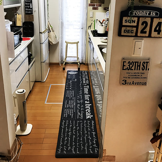 Kitchen,カフェ風,万年カレンダー,キッチンマット,ニトリ,ダイソー,セリア,IKEAのスツール,IKEA,ニトリのキッチンマット,キッチンマットはニトリ michi-michi39の部屋