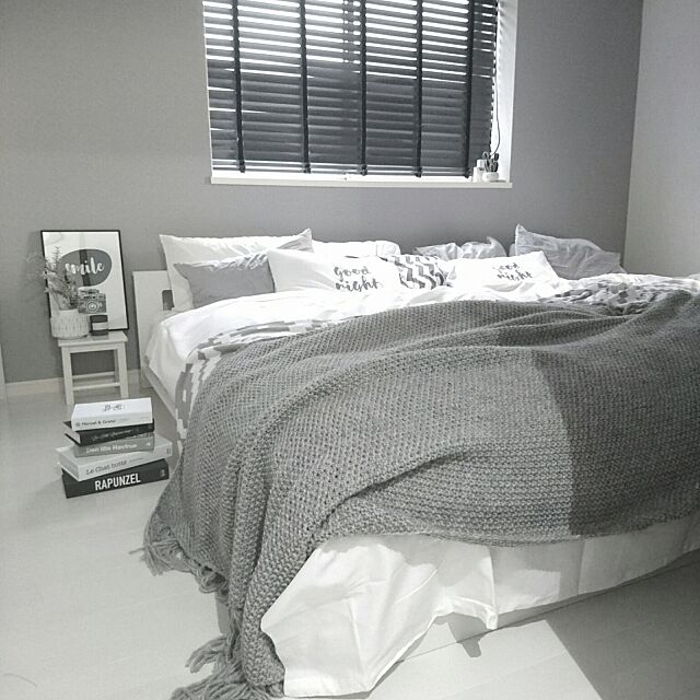 Bedroom,モノトーン,白黒,ポスター,北欧,ベッド,IKEA,ブラインド 木製,アクセントクロス,H&M HOME mimi24の部屋
