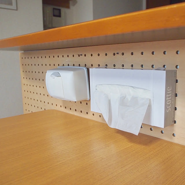 Lounge,SCOTTIE,ウェットティッシュ置き場,ウェットティッシュケース,ウェットティッシュ,ティッシュ定位置,ティッシュ置き場,ダイニングテーブル,有孔ボード,ティッシュ箱,脱詰め替え容器 shirokinaの部屋