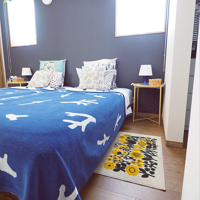 IKEA テーブルランプ,IKEA サイドテーブル,壁紙,寝室,ベッドルーム,Kobe Muoto,クリーンテックス・モニター,玄関マット,北欧インテリア,イエロー,ブルー,cafe風,イエロー×ブルー,北欧,Onni,Bedroom,タオルケット,クリッパン×ミナペルホネン maric323の部屋