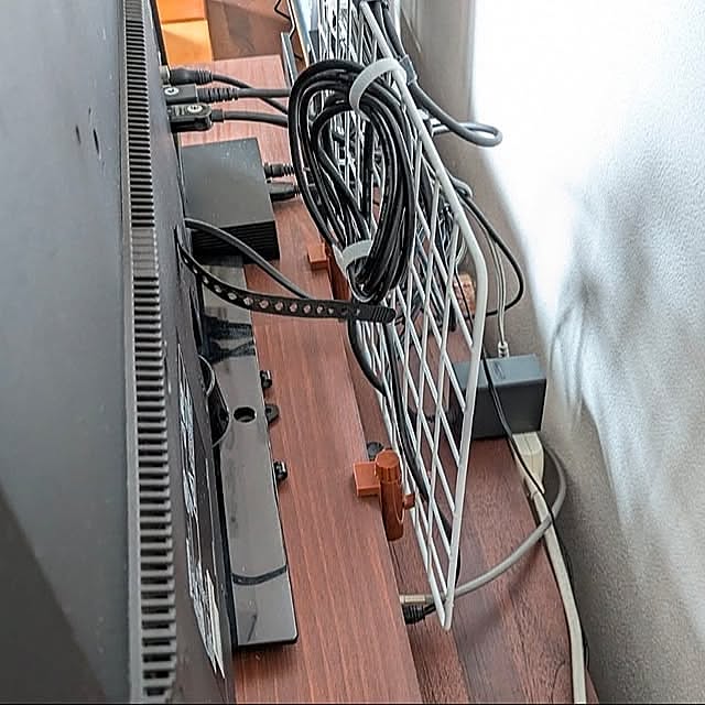 ダイソー,リビング,フック,マンション,ワイヤーネット,100円ショップ,テレビの配線,マンション暮らし,テレビボード裏,暮らしのひとコマ,はさんでガッチリ止まるフック,鴨居フック mi-saの部屋