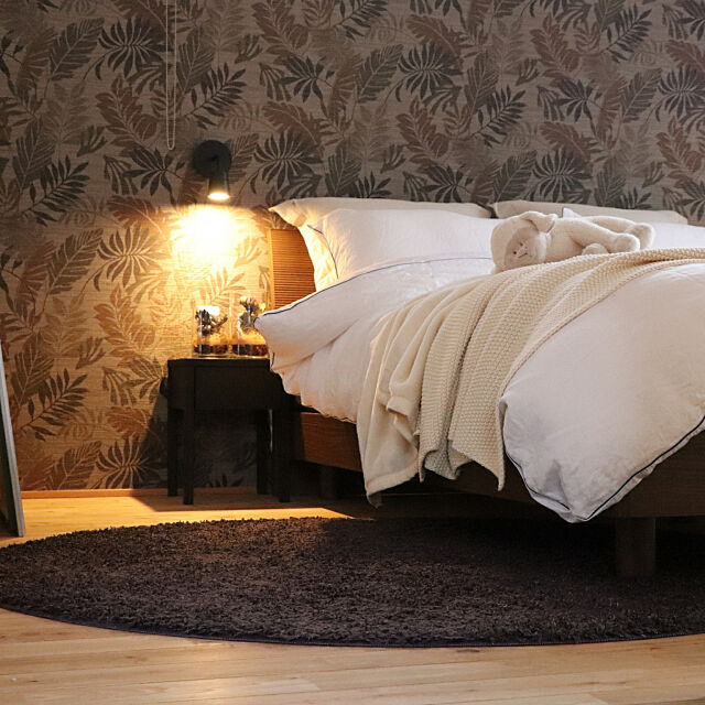 Bedroom,アクタスのベッドリネン,ボタニカル柄の壁紙,ラウンドラグマット,nkuku bluestoneの部屋