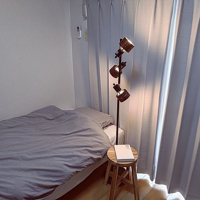 Bedroom,無印,無印良品,ひとり暮らし,Muji,一人暮らし 賃貸,ベッド,脚付きマットレス,ポケットコイルマットレス,フロアライト,IKEA,スツール,グレー shun_is_livingの部屋