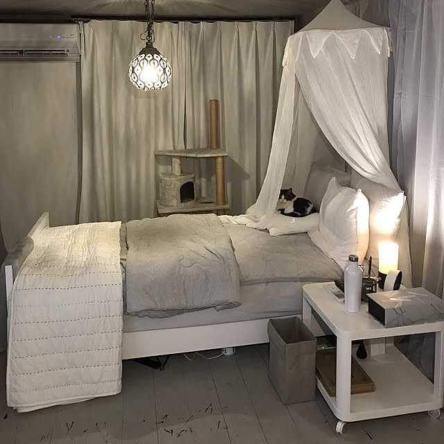 Bedroom,ベッドルーム,シンプルインテリア,7/3/2018☔台風,ミニマリスト,シンプリスト,ミニマムライフ,グレーインテリア,IKEAサイドテーブル,IKEA,francfrancベッドカバー,ベッドカバー,モロッカンランプ Shihoの部屋