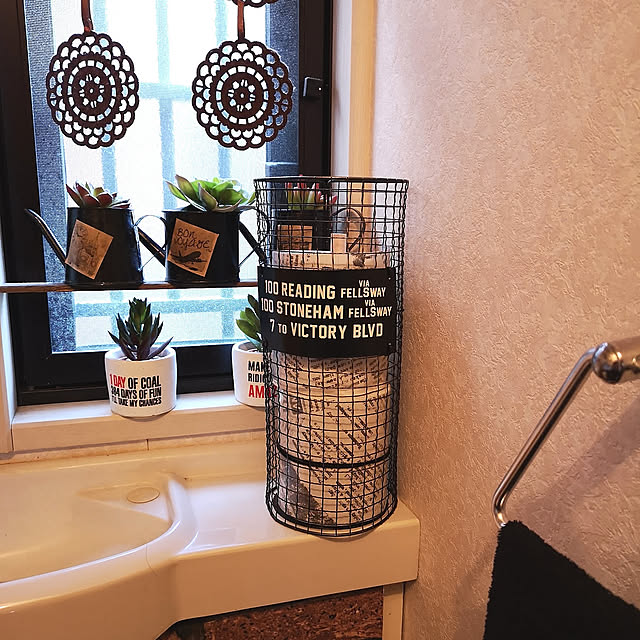 Bathroom,トイレの収納,トイレットペーパー収納,トイレットペーパー見せる収納,男前インテリア,DIY,100均DIY,100均リメイク,セリア,焼き網リメイク,収納 and_a_plusの部屋